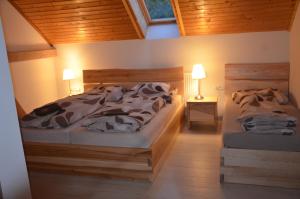 Postel nebo postele na pokoji v ubytování penzion U Koníčka
