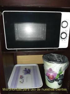 a toaster oven with a trash can and a trash at Casa Manoli Luarca in Almuña