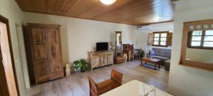 Televízia a/alebo spoločenská miestnosť v ubytovaní Akrotiri B&B