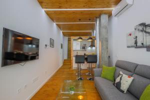 Televízia a/alebo spoločenská miestnosť v ubytovaní Apartamento de diseño centro Sevilla. WiFi/AC