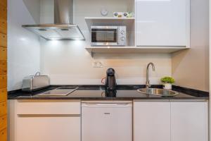 Kuchyňa alebo kuchynka v ubytovaní Apartamento de diseño centro Sevilla. WiFi/AC