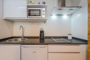 Kuchyňa alebo kuchynka v ubytovaní Apartamento de diseño centro Sevilla. WiFi/AC