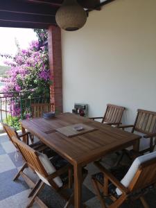 una mesa de madera y sillas en un patio en Fioretta en Mali Lošinj