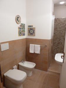 łazienka z toaletą i umywalką w obiekcie Casa sul Monte w mieście San Venanzo