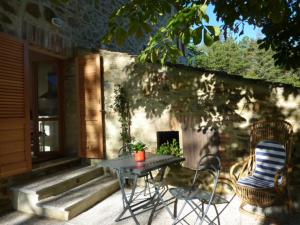 patio con 2 sedie e un tavolo sul portico di Casa sul Monte a San Venanzo
