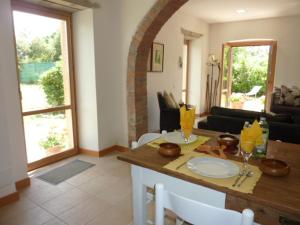 kuchnia i salon ze stołem i krzesłami w obiekcie Casa sul Monte w mieście San Venanzo