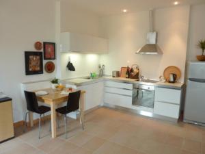 kuchnia ze stołem i krzesłami w kuchni w obiekcie Casa sul Monte w mieście San Venanzo