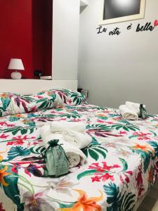 a bedroom with a bed with towels on it at Scilla's Dream in Scilla