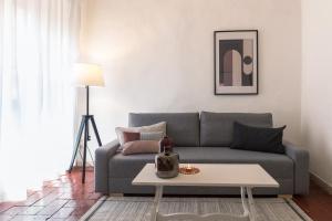 ein Wohnzimmer mit einem Sofa und einem Tisch in der Unterkunft Il Cuore di Chiusi - Autentica Casa in Toscana in Chiusi