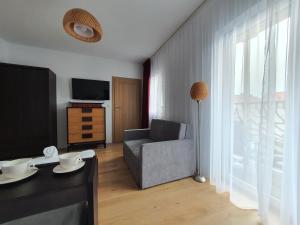 TV a/nebo společenská místnost v ubytování Villa Łeba Pokoje & Apartamenty