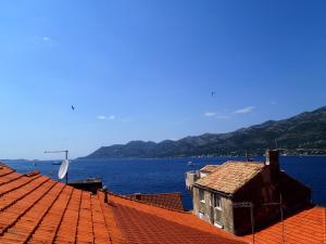 a view of the ocean from the roofs of buildings at Puntin Rooms apartman in Korčula