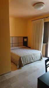 1 dormitorio con 1 cama en una habitación amarilla en Ai Pigni De Cerù, en Fumane