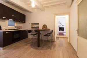 una cucina con tavolo e alcune sedie di Il Cuore di Chiusi - Autentica Casa in Toscana a Chiusi