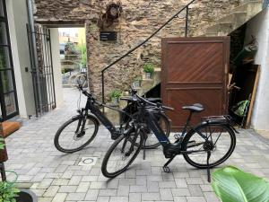 two bikes are parked next to a building at Weingarten 1897 in Zeltingen-Rachtig