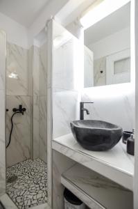 Ένα μπάνιο στο simos luxury apartments