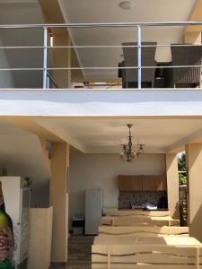 - Vistas a la cocina y a la sala de estar en Villa Raul, en Costinesti