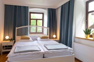 เตียงในห้องที่ Zu Hause im schönen Tirol