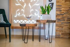 ein Paar Nistische in einem Zimmer mit einem Stuhl in der Unterkunft Willa Tatra in Zakopane + 50 Fotos