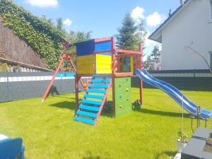 un parque infantil con escalera y tobogán en Casa Colori Rheinfelden en Herten