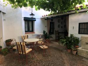 een patio met een tafel en stoelen in een gebouw bij Casa San Roque in Chinchón