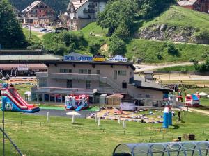 Bazén v ubytovaní Hotel Laghetto alebo v jeho blízkosti