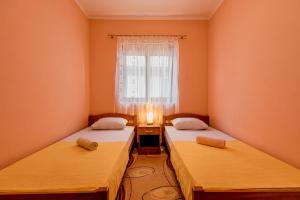 A bed or beds in a room at Apartments Gudelj