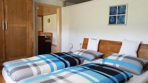 - 2 lits installés l'un à côté de l'autre dans une chambre dans l'établissement Ferienwohnung am Schneeberg, à Titisee-Neustadt