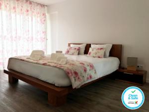 1 dormitorio con 1 cama grande y 2 sillas en Coudelaria Residence en Foz