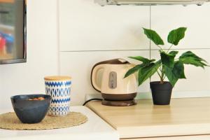 Příslušenství pro přípravu čaje a kávy v ubytování Iva Apartmani