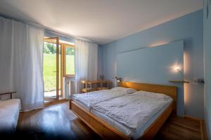 Postel nebo postele na pokoji v ubytování Bühnenwirtshaus Juster