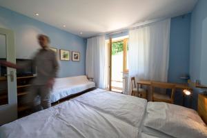 Postel nebo postele na pokoji v ubytování Bühnenwirtshaus Juster