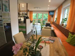 a living room with a table and chairs at B&B Simmer in Obertraun