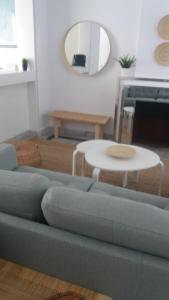 - un salon avec un canapé bleu et une table dans l'établissement Marbella House Penthouse 115, à Marbella