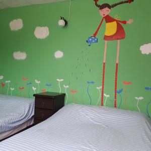新城鄉的住宿－太魯閣蘇西小空間，卧室里有一个站在雨中的一个女孩的壁画