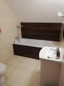 a bathroom with a sink and a bath tub at Grochowiak in Grochów