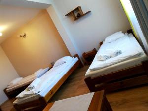 Łóżko lub łóżka w pokoju w obiekcie Grochowiak
