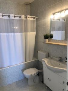 ein Badezimmer mit einem weißen WC und einem Waschbecken in der Unterkunft Apartment LuxeView2- Old Town View, 10min to town in Dubrovnik