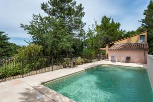 a swimming pool in the backyard of a house at Les Florets in Gigondas