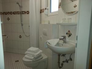 Koupelna v ubytování Hotel Am Kamin + 37 fotografií