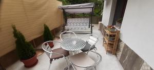 a patio with a table and chairs on a balcony at Апартамент ГЕТО - 2 Комфорт in Belogradchik