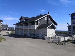 a large house with a large garage at Ylläs slope SarePiccolo in Ylläsjärvi