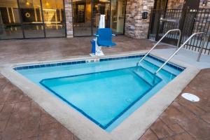 einem Pool mit einem Hydranten in einem Gebäude in der Unterkunft Staybridge Suites Coeur d'Alene, an IHG Hotel in Coeur d'Alene