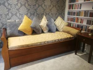 um sofá com almofadas na sala de estar em Haydn House em Glastonbury
