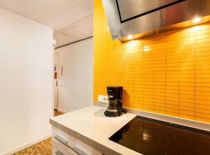 een keuken met gele tegels op de muur bij Tapioles · Lovely apartment Tapioles in Barcelona