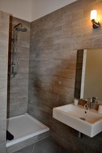 ein Badezimmer mit Waschbecken und Badewanne in der Unterkunft Chambres d'Hôtes Villa Cardellini in Aullène