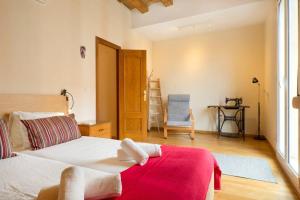 バルセロナにあるApartment Poble Nouのベッドルーム1室(赤毛布付きの大型ベッド1台付)