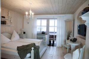 um quarto com uma cama, uma mesa e uma janela em Kaffeehaus Blaslhöhe em Lam