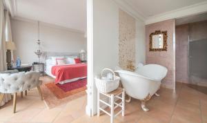 Postel nebo postele na pokoji v ubytování Casa Anamaria Hotel