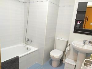 マラガにあるSan Rafael 2 RooMalaga by Bossh! Apartmentsの白いバスルーム(トイレ、シンク付)