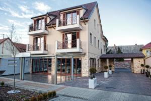 ein Haus mit einem Innenhof davor in der Unterkunft Mirage Hotel Sárvár in Sárvár